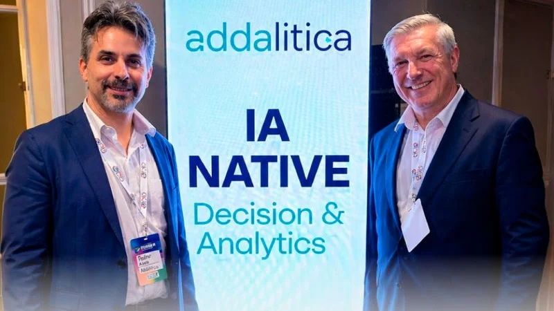 Martín Pablo Riera y Gustavo Vercinsky junto al banner IA Native Decision & Analytics