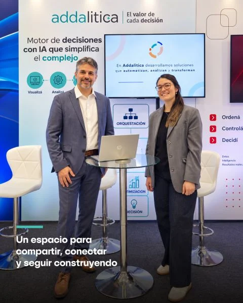 Martín Riera y Bianca Benitez en el stand de Addalitica en el CX & Innovation Congress 2026