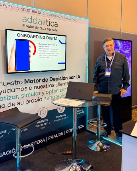 Gustavo Vercinsky en el stand de Addalitica