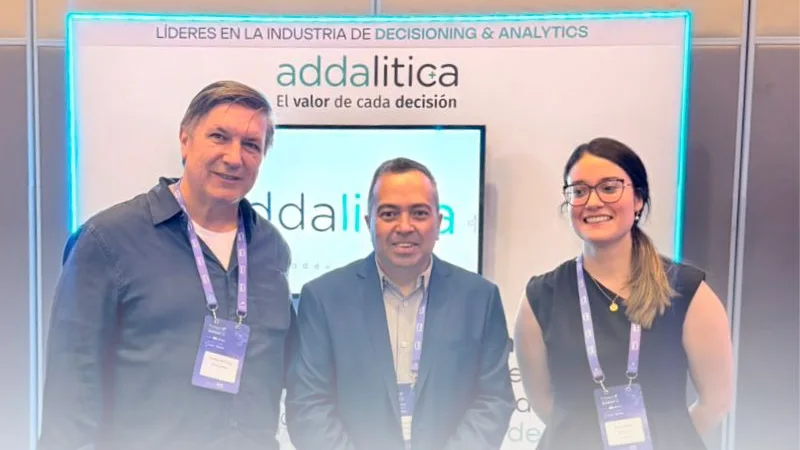 Gustavo Vercinsky, Mauricio Perez y Bianca Benitez en el stand de Addalitica