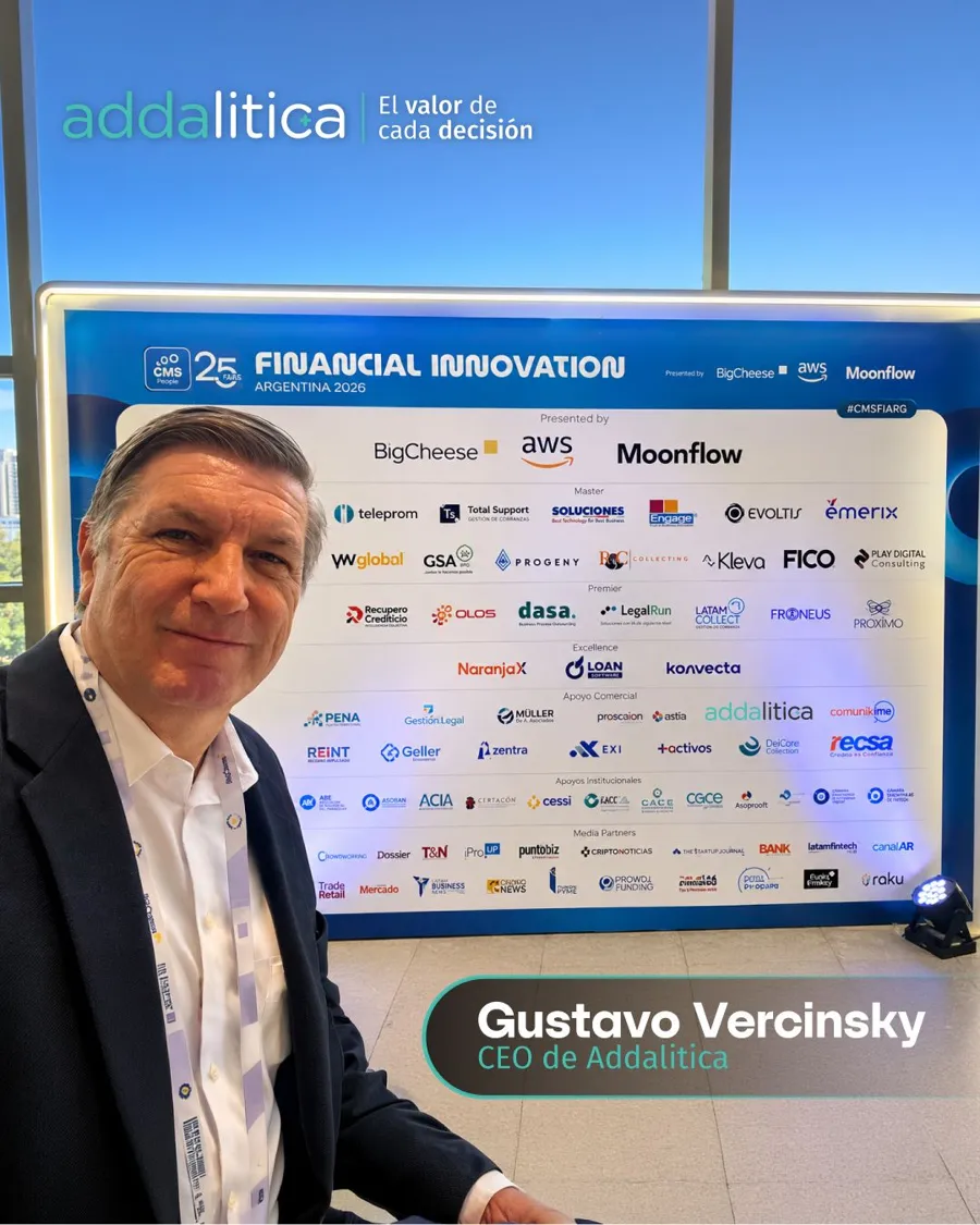 Gustavo Vercinsky, CEO de Addalitica, frente al panel de sponsors de Financial Innovation Argentina 2026