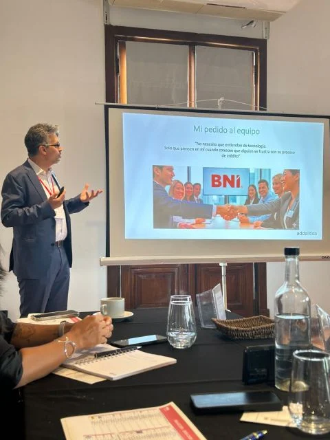 Martín Pablo Riera presentando ante el equipo de BNI Acción